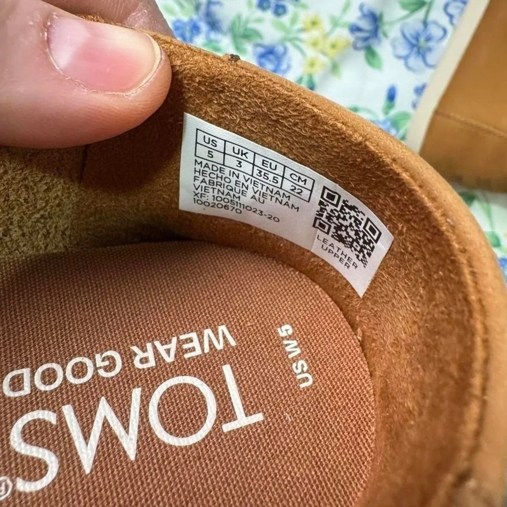 TOMS Tan Leather Slip On Flats Kids Sz 5 Comfort Shoes Capsule‎ Boho Minimalist